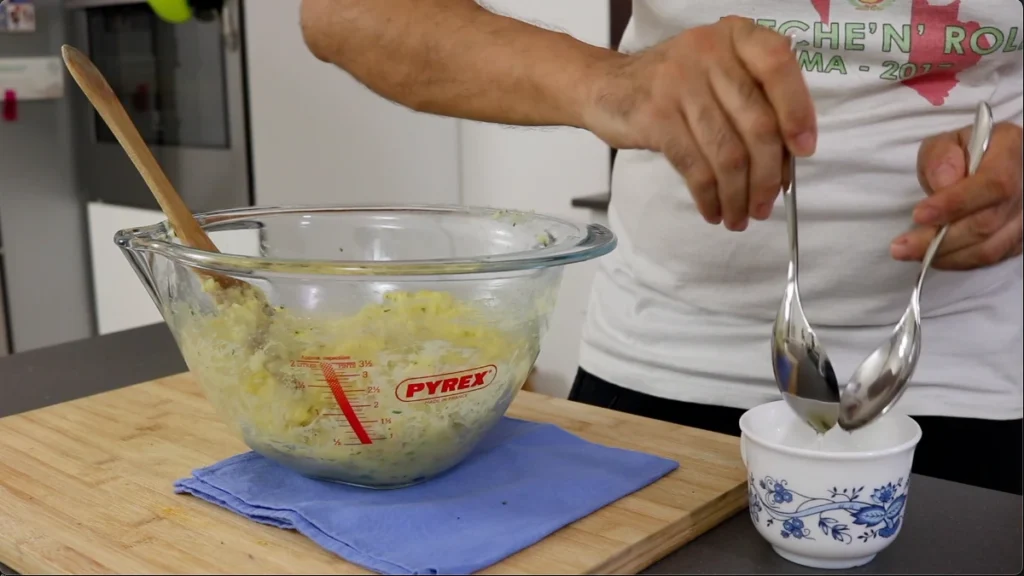 untar dos cucharas con aceite