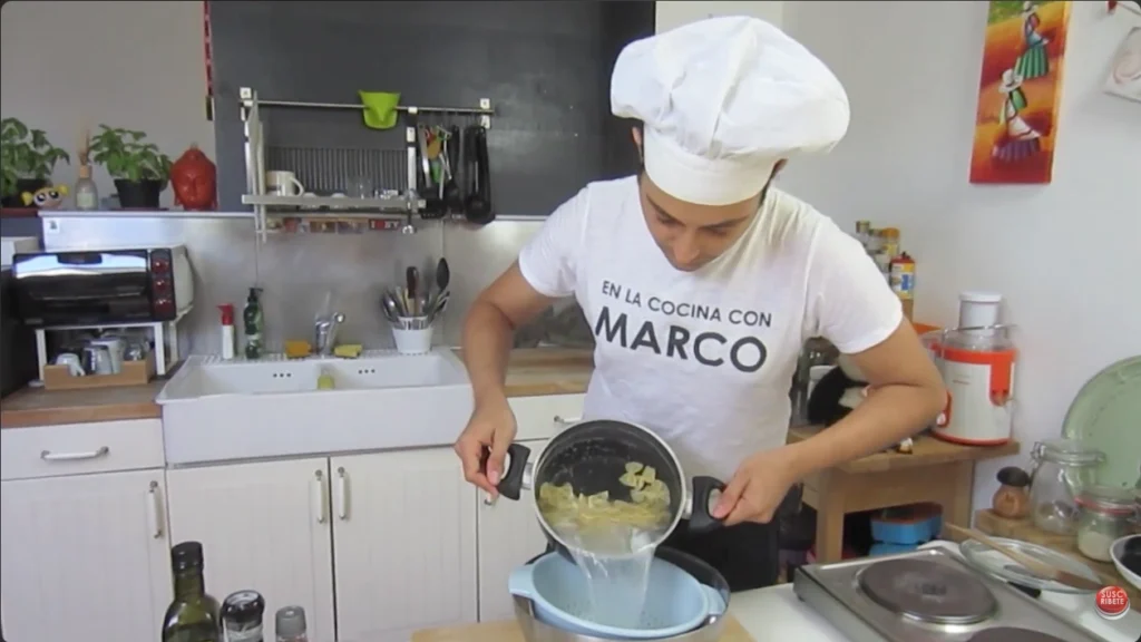 Escurrir agua de la pasta
