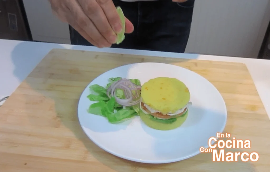 Decorar causa rellena de pollo
