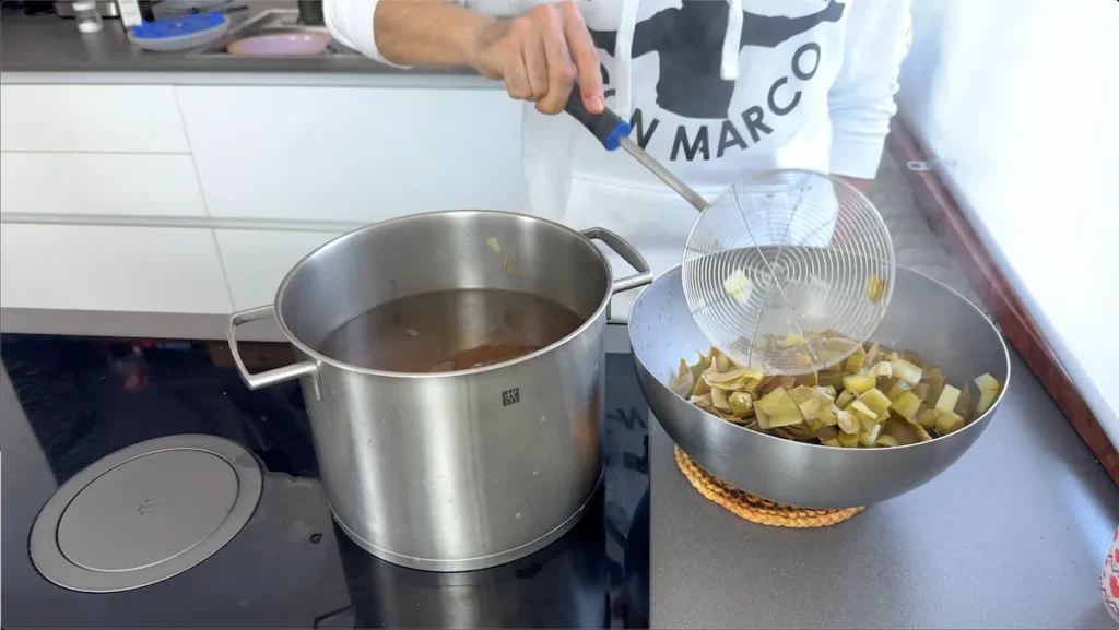 Escurrir los restos de alcachofa y la patata despues de la coccion