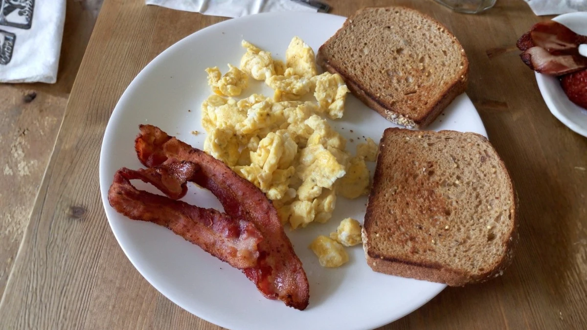 Huevos revueltos con tocino crujiente! El desayuno americano