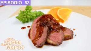 Pato a la naranja receta tradicional en la cocina con marco
