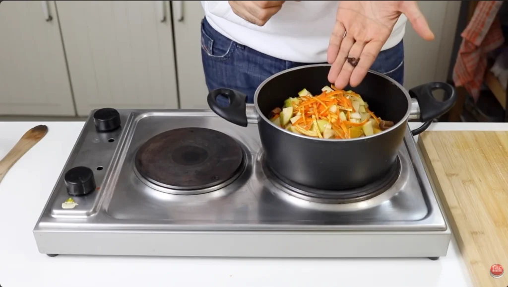 Poner los ingredientes de la mermelada navideña dentro de la olla