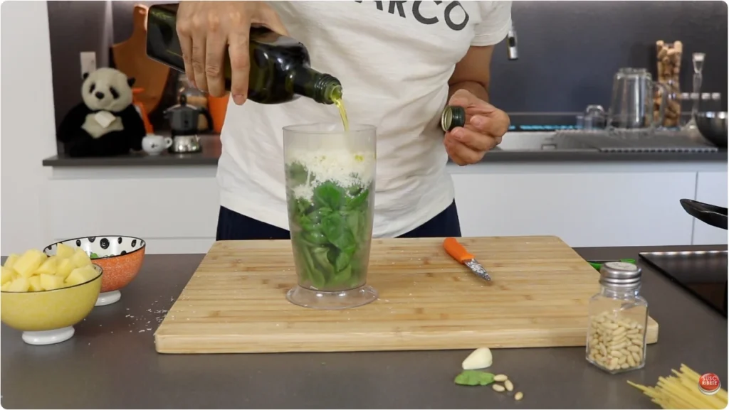 Preparar el pesto genovés de albahaca