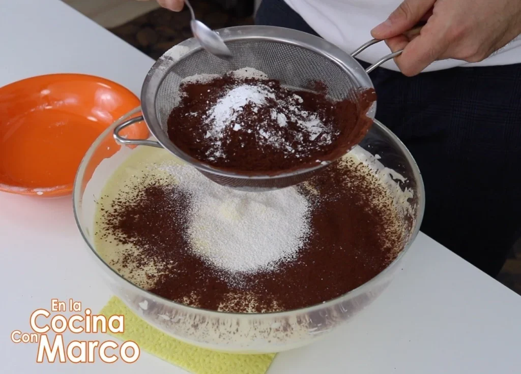 Tamizamos chocolate en polvo y levadura