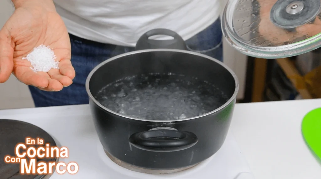 añadimos la sal a olla para cocinar la pasta