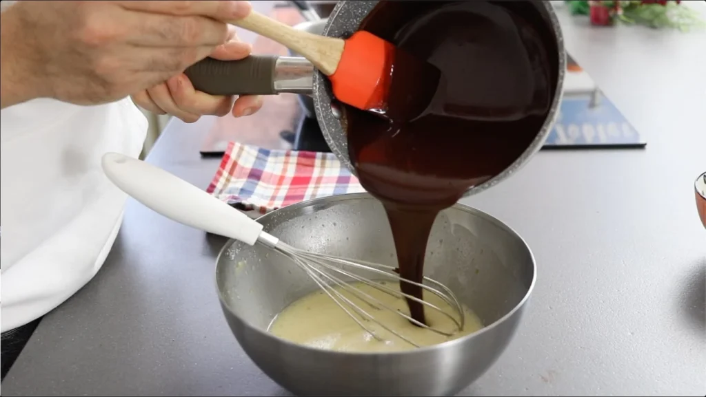 añadir chocolate derretido