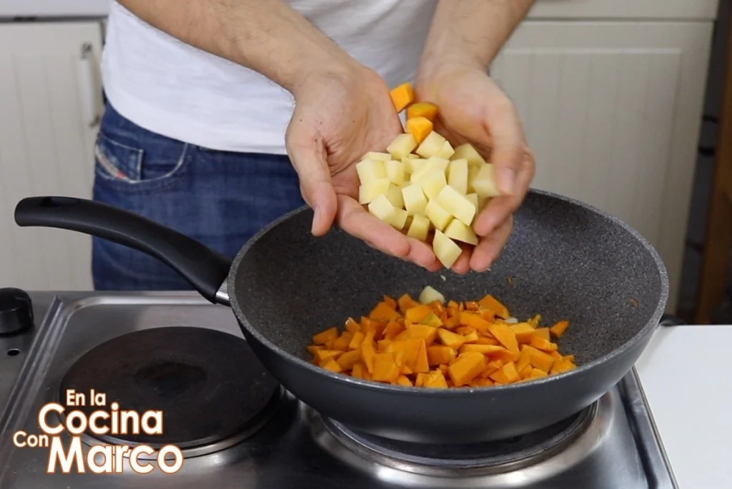 añadir los ingredientes a la sartén