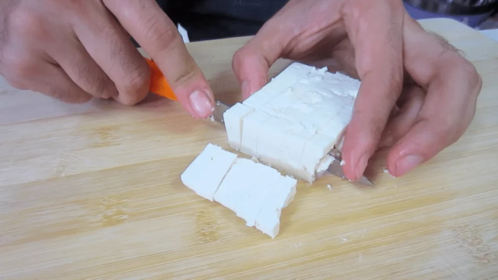 cortar el queso feta griego