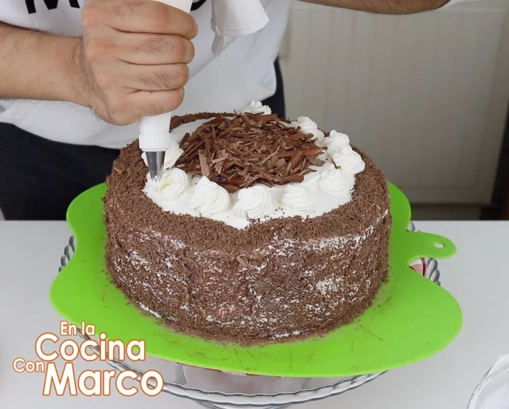 decoramos con unas rosas de nata montada