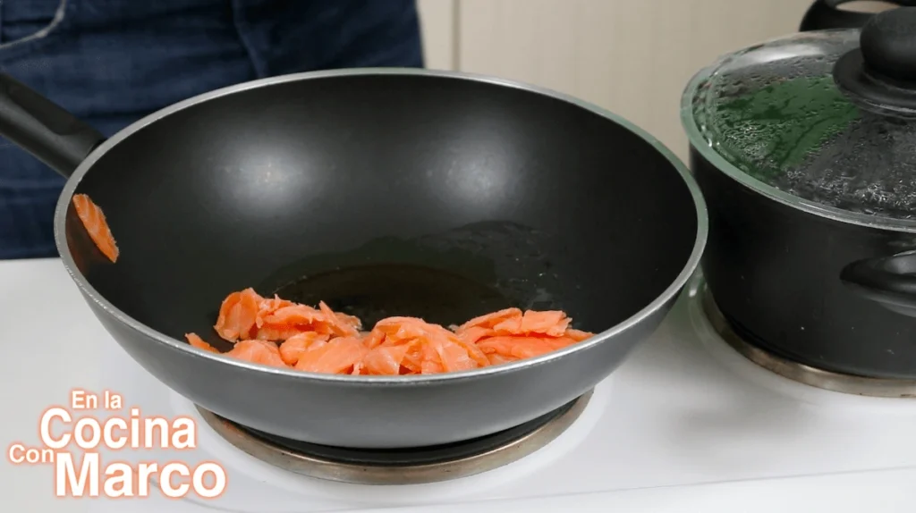 dorar salmon en la sartén
