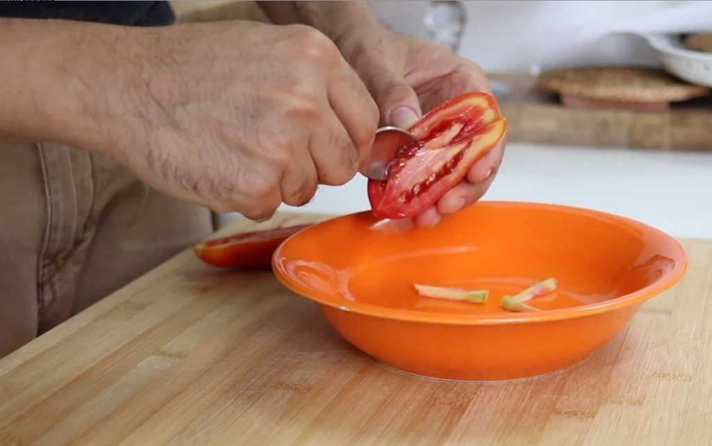 eliminar semillas y agua del tomate