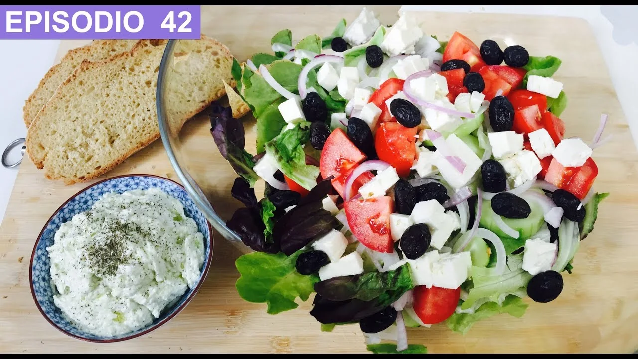 Ensalada griega con salsa tzatziki casera