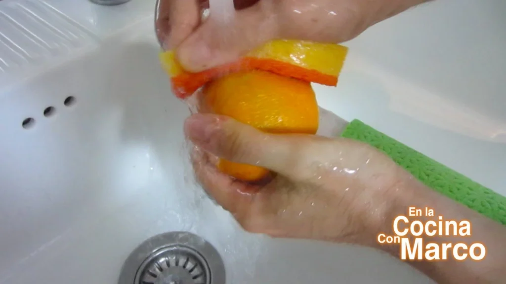 lavar la cascara de las naranjas con una esponja nueva