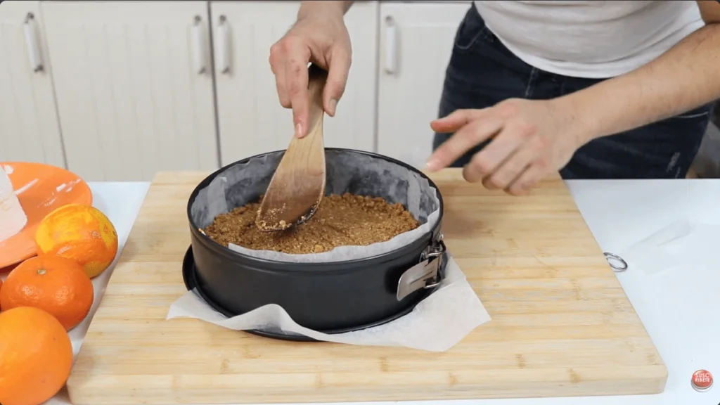 compactar y nivelar base cheesecake mandarina