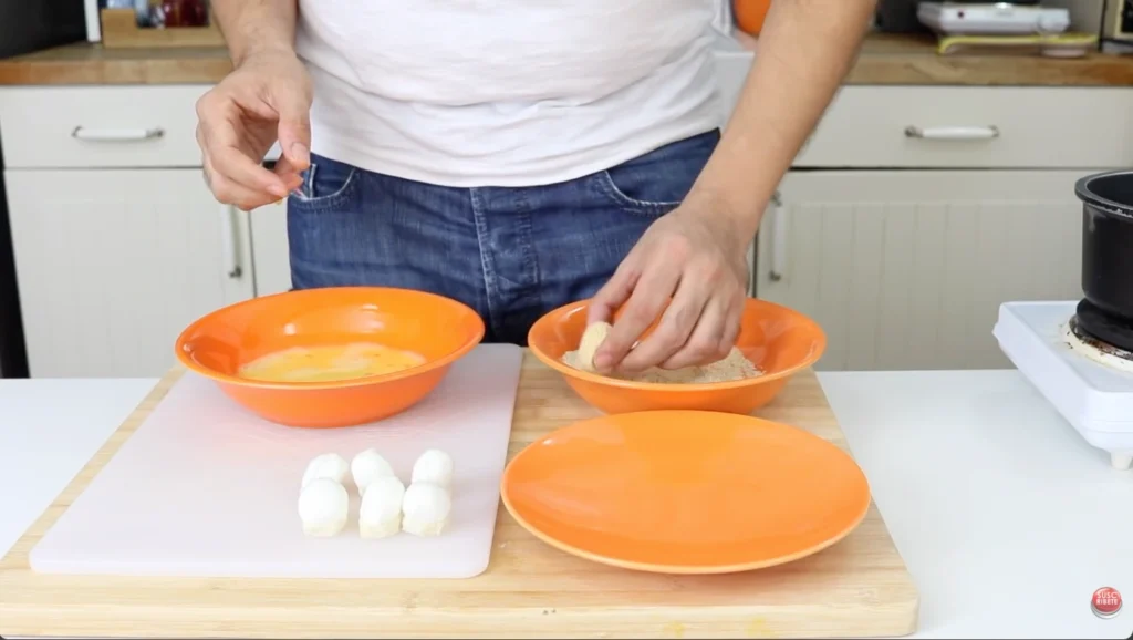 pasar la mozzarella por el pan rallado