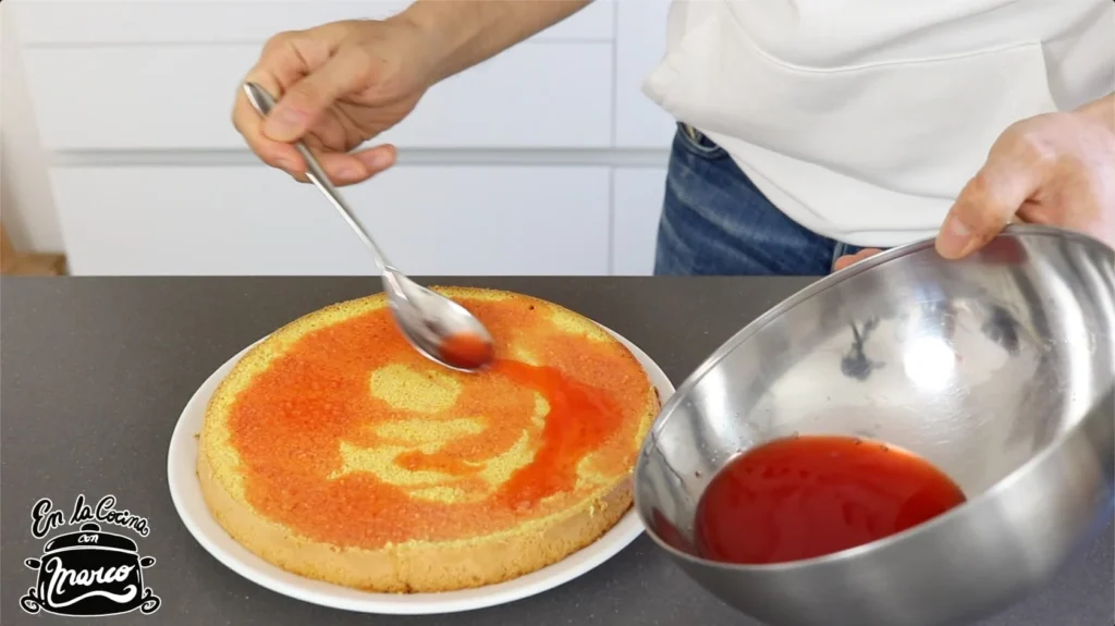 remojar base con jugo de las fresas