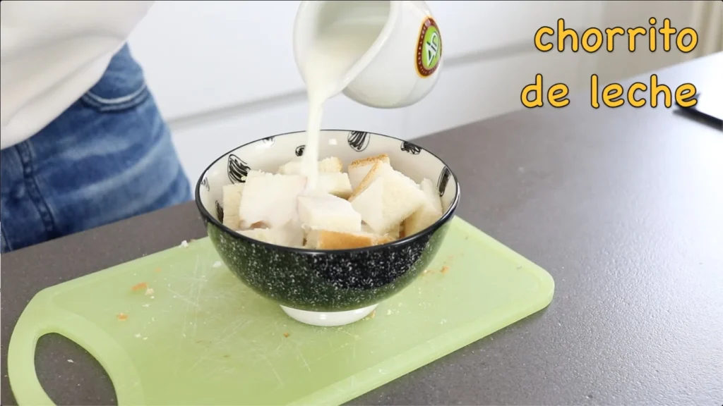 remojar pan con leche