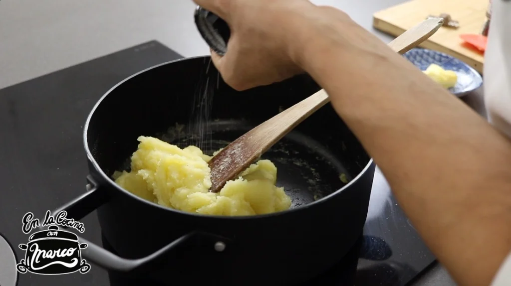 salar y añadir nuez moscada al pure de patatas