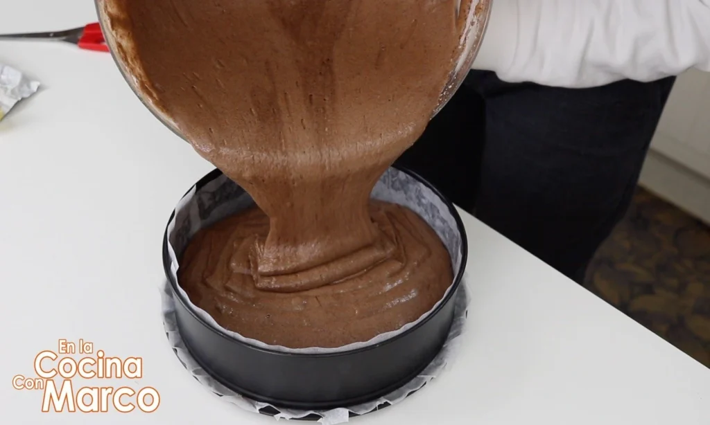 vertemos la masa para bizcocho de chocolat