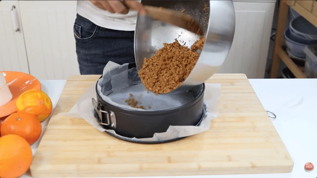 verter base de galletas en el molde