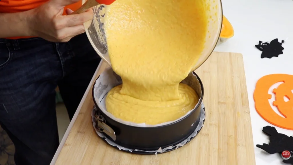 verter masa bizcocho calabaza dentro molde