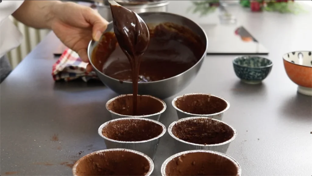 verter masa volcan de chocolate