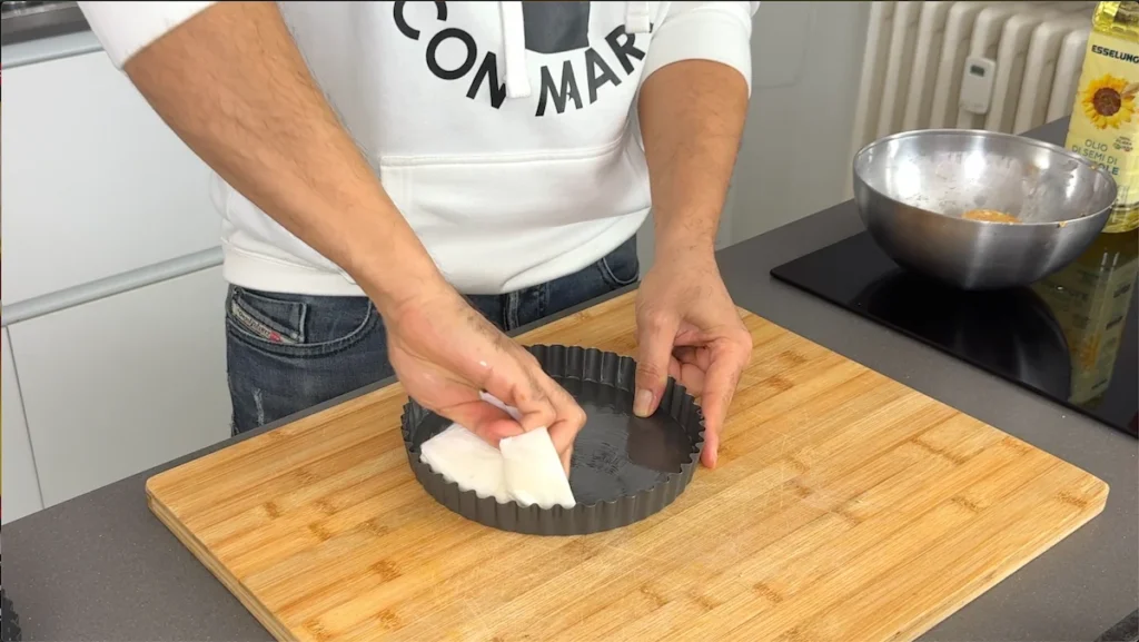 engrasamos el molde para la tarta