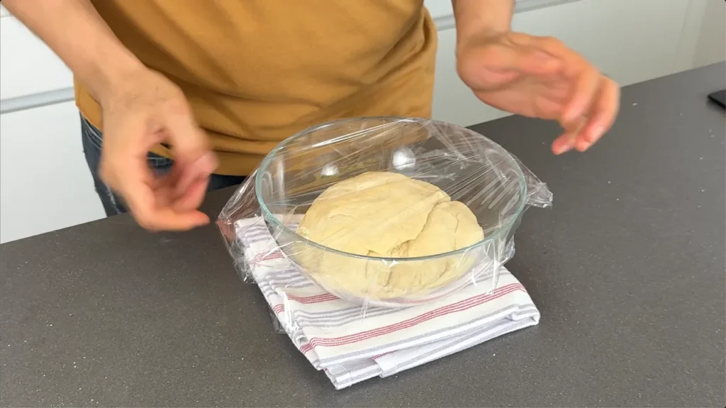 tapar la masa con papel transparente