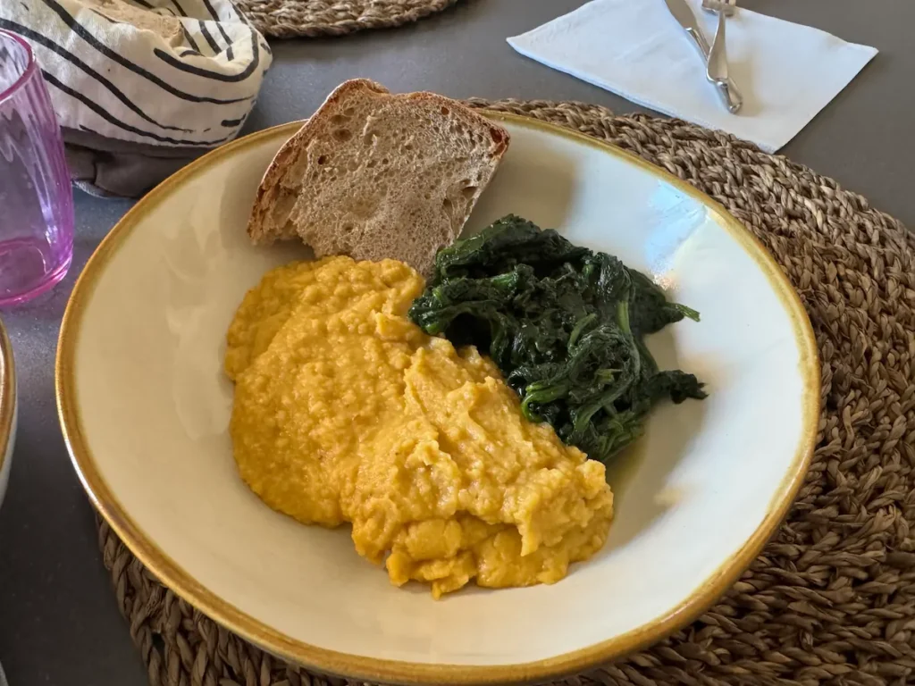 Pure de garbanzos con Achicoria silvestre