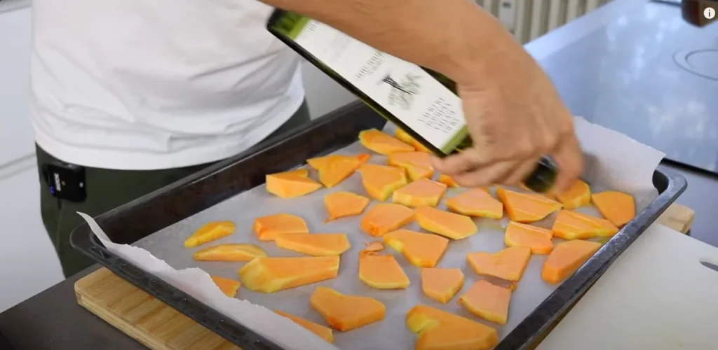 rociar con aceite a la calabaza antes de hornear