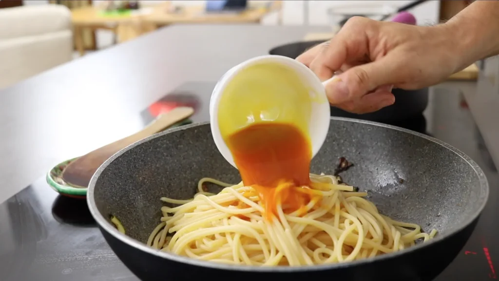 añadir azafrásn a la pasta