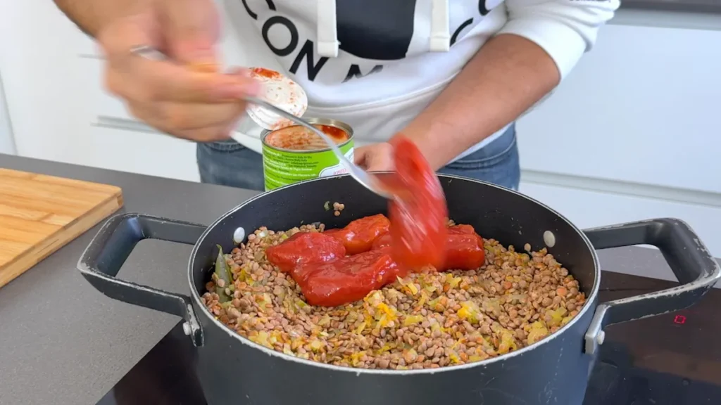 añadir tomates a las lentejas