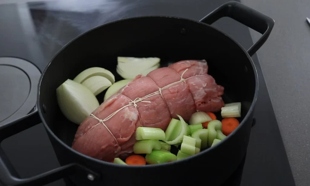 carne atada en la olla con verduras