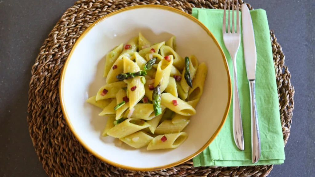 pasta con espárragos y tocino