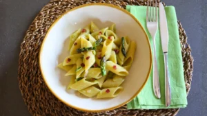 pasta con espárragos y tocino