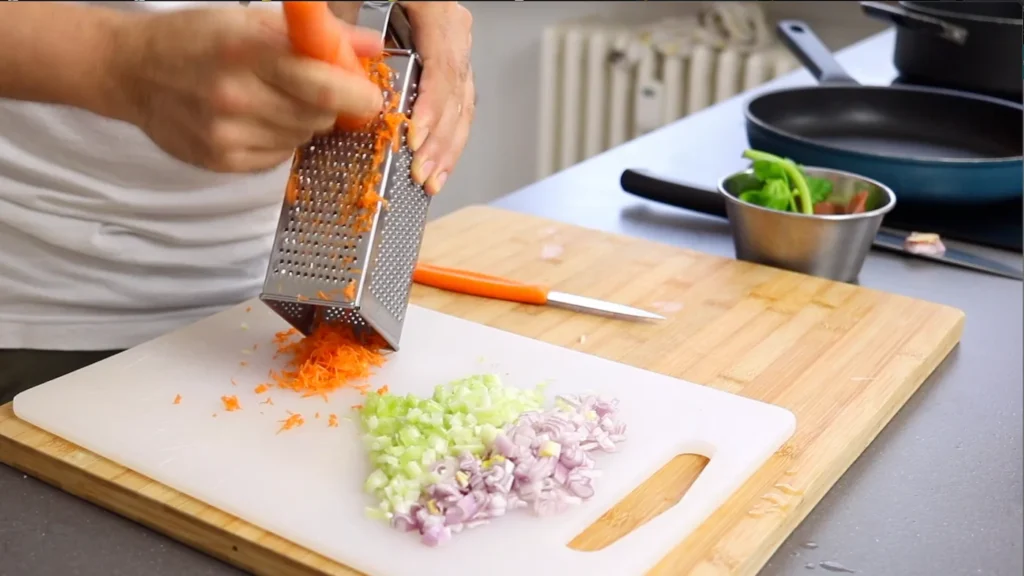 picar verduras para sofrito tradizional italiano apio zanahoria y cebolla