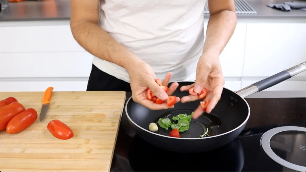 preparar salsa de tomate para pasta alla Norma
