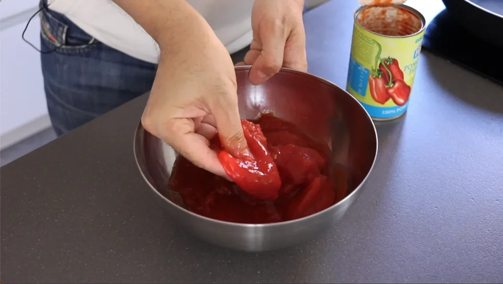 romper tomates pelados con las manos