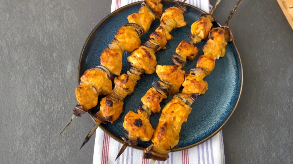 Brochetas de pollo marinadas con yogur