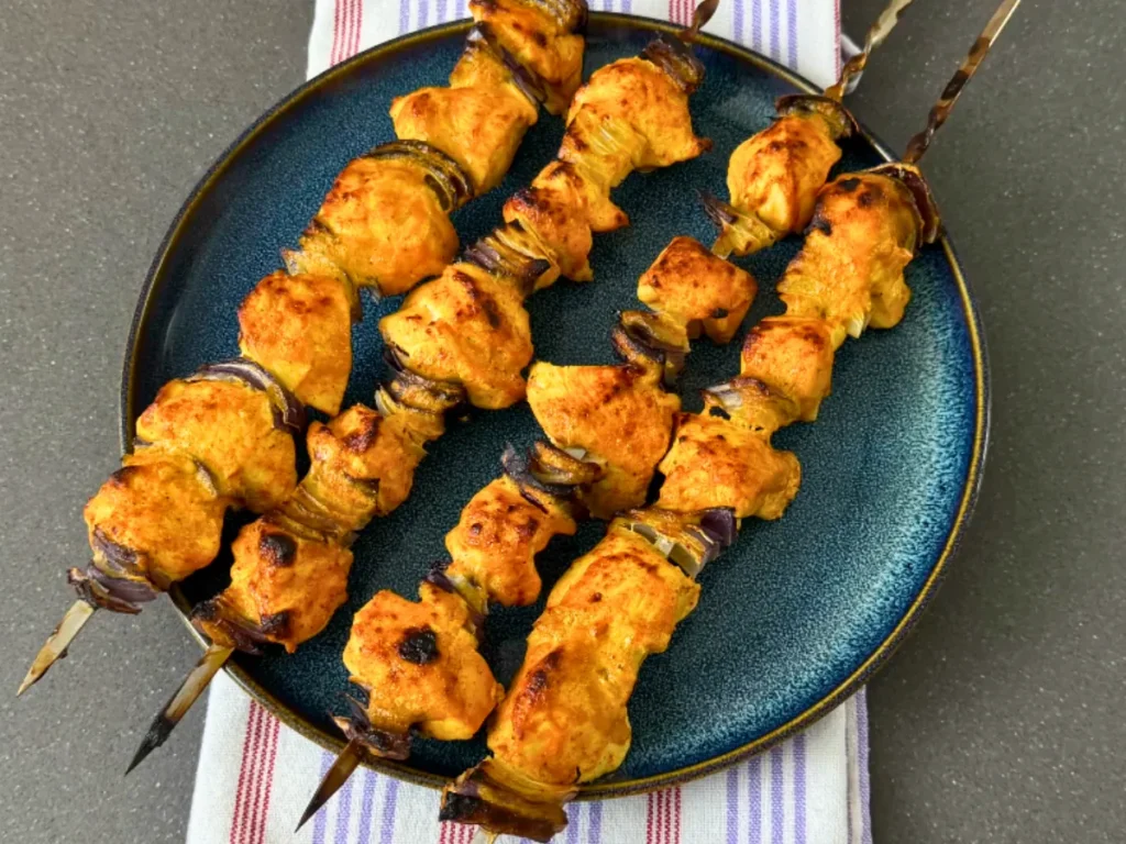 Brochetas de pollo marinadas con yogur receta
