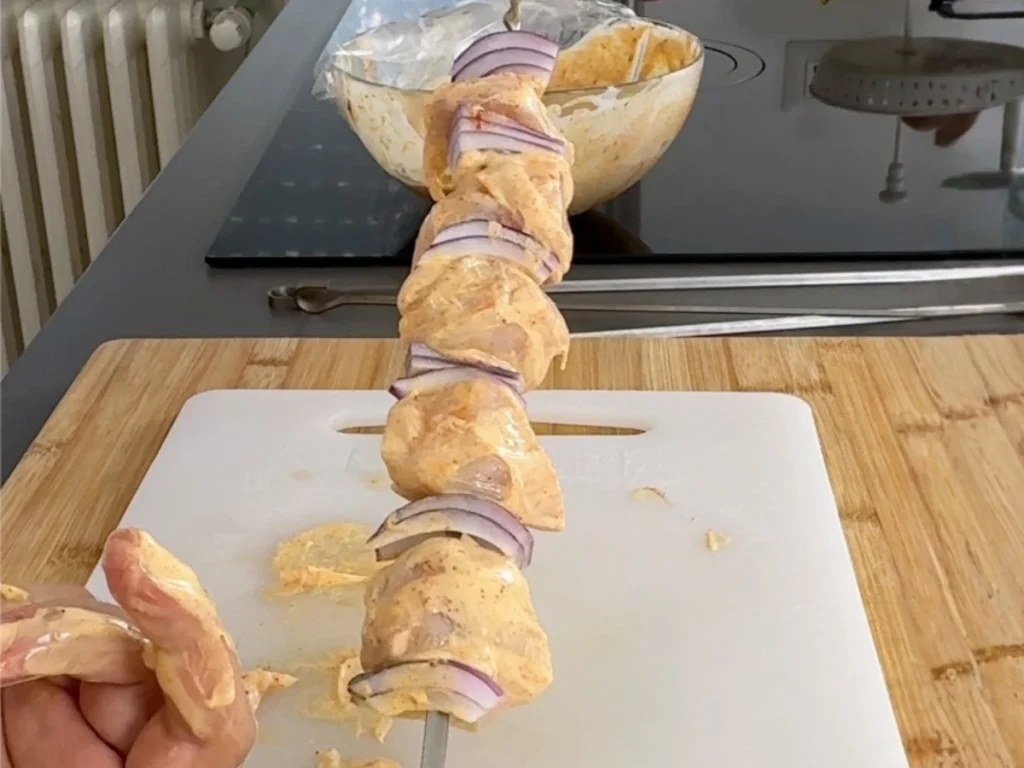 Brochetas de pollo marinado