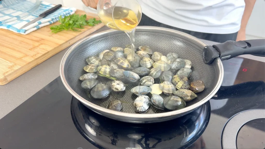Incorporamos las almejas y el vino blanco