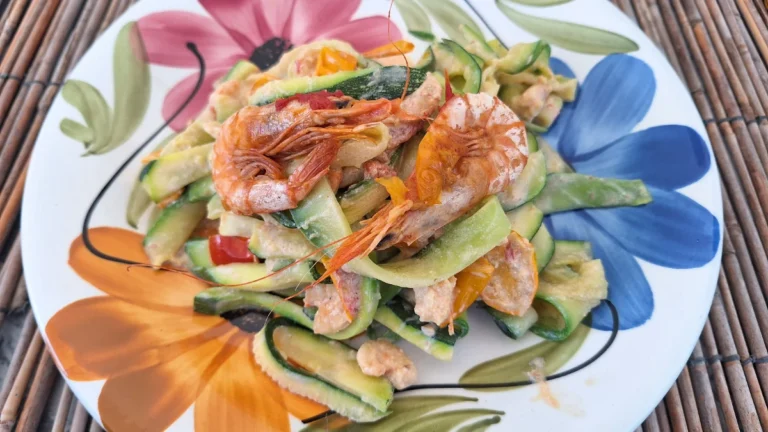 Tallarines de calabacín con gambas y queso crema