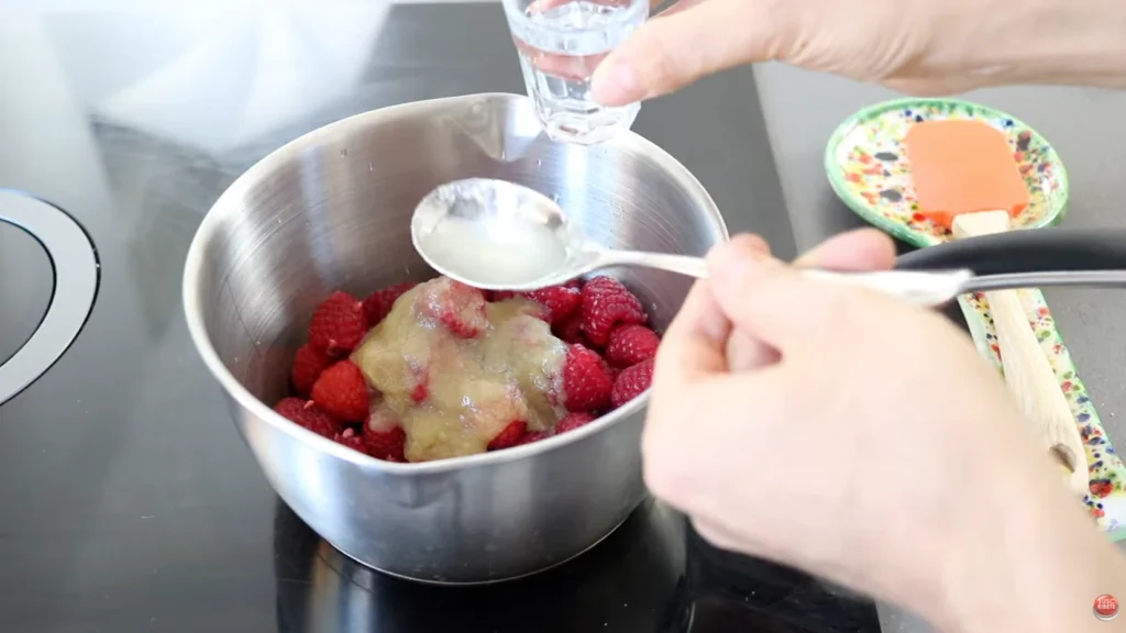 añadimos agua para cocinar mejor la mermelada