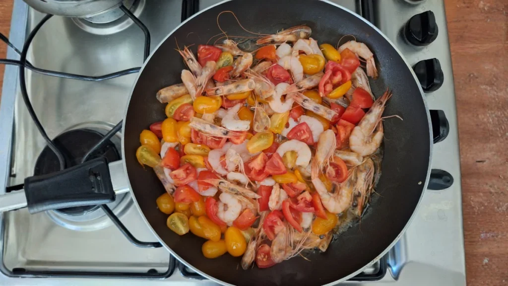 añadimos las gambas a los tomates