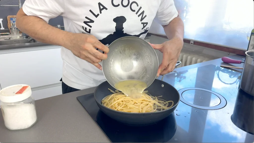 espaguetis en la sarten con caldo de almejas
