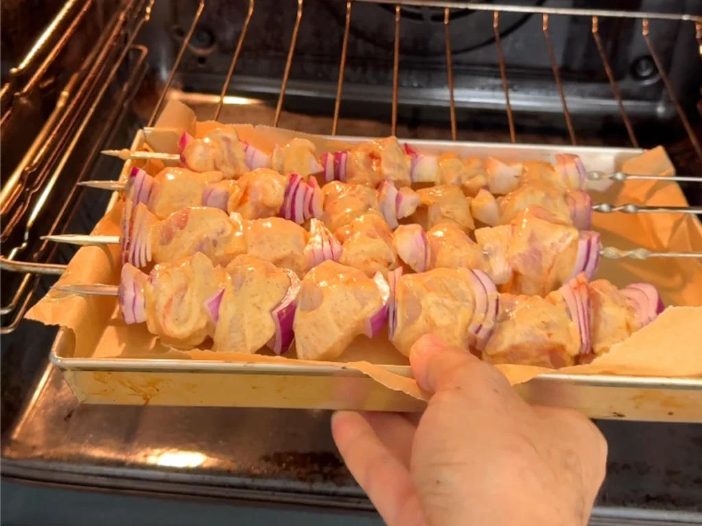 hornear brochetas de pollo