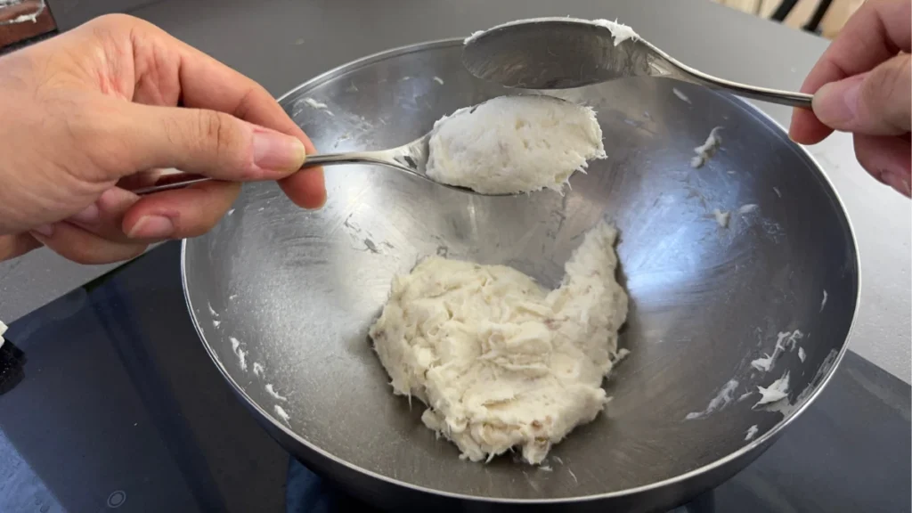 Con dos cucharas formamos una quenelle de bacalao mantecado