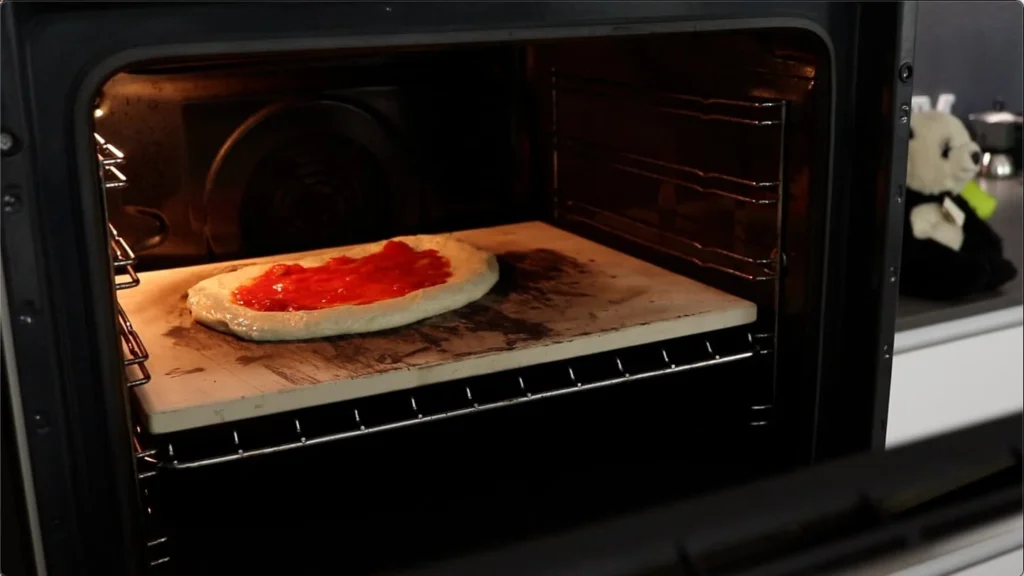 Deslizamos la pizza sobre la piedra bien caliente